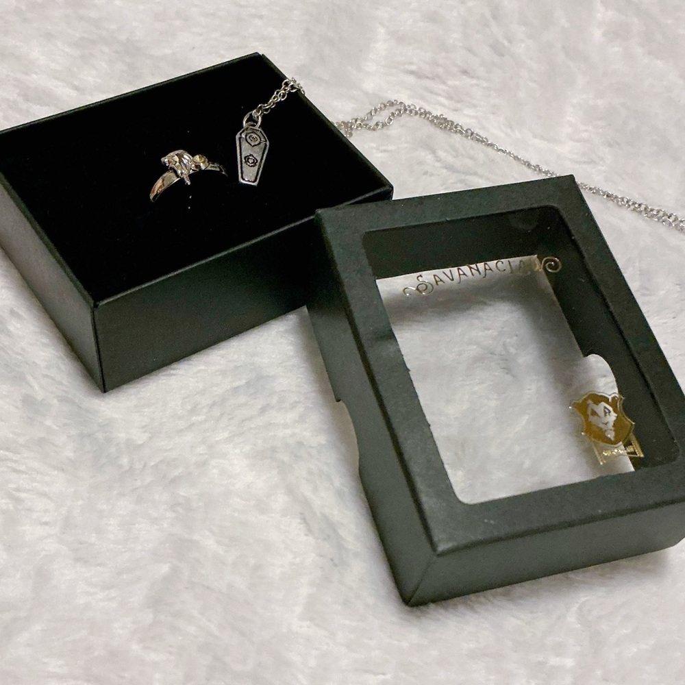 [SOLD] Disney Twisted Wonderland Twst Leona Kingscholar Ring Necklace Savanaclaw